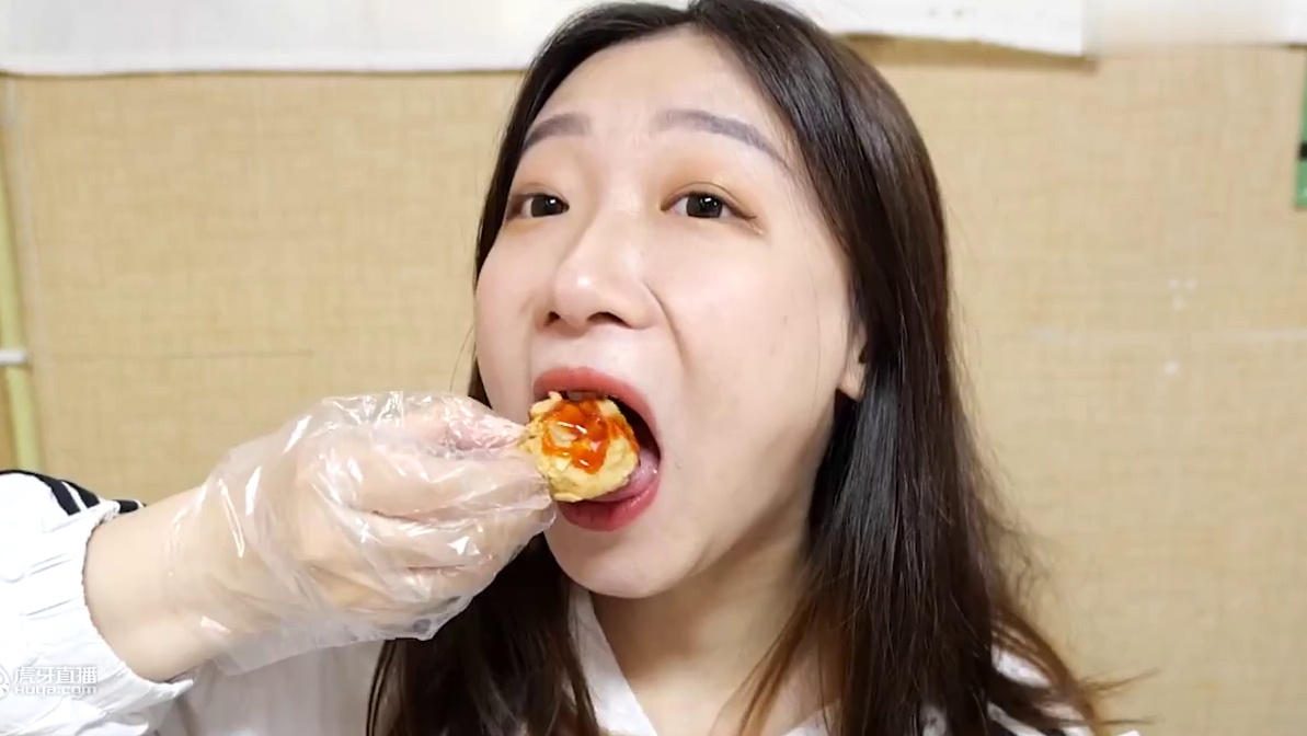 一口下去全是小龙虾！34块钱一份的小龙虾三明治味道怎么样？