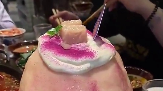 来大成都吃辣火锅啦！鸡脚久煮糯唧唧好好吃，脑花配蛋炒饭，超级大的刨冰我竟然点了两份