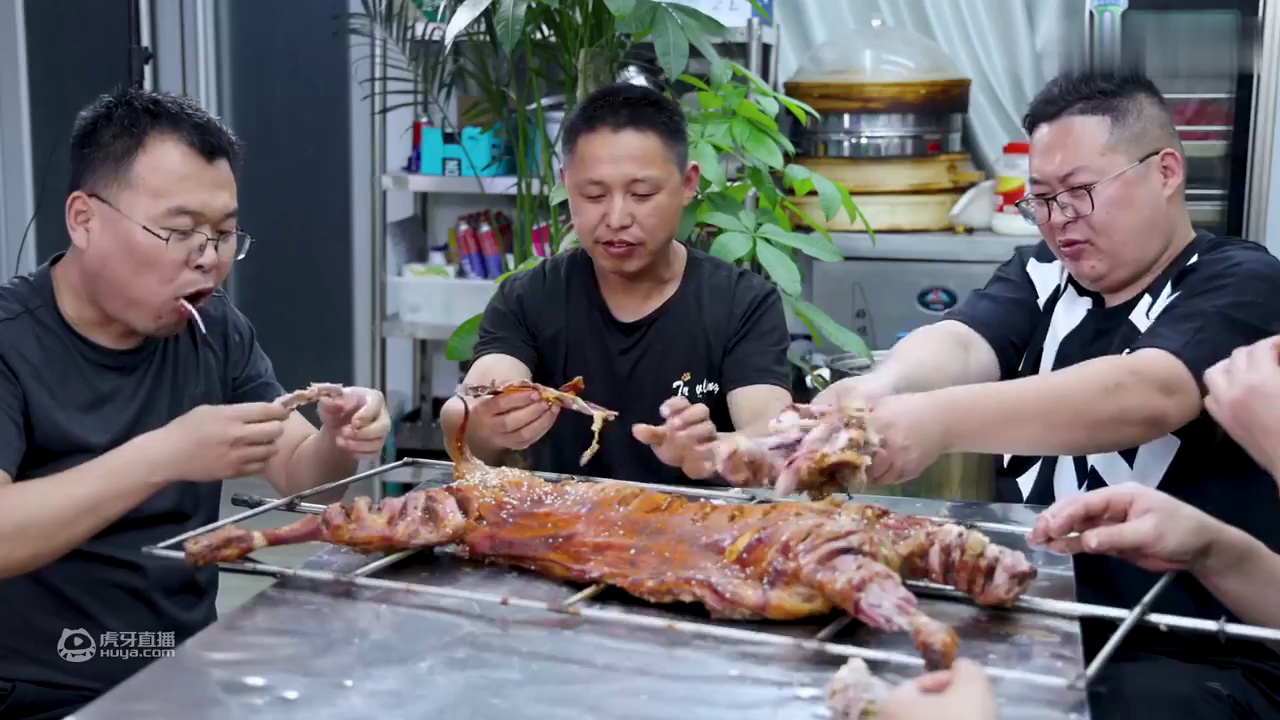 460买几斤小龙虾，半吨请朋友吃“十三香小龙虾”这也太好吃了吧