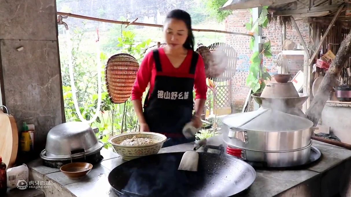 幺妹儿第一次炸盐菜肉丸子,外酥里嫩嘎嘎香,爸爸妈妈都喜欢