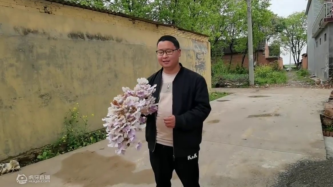 小光用桐华做美食，喊对象下班一块品尝，看对象怎么评价小光