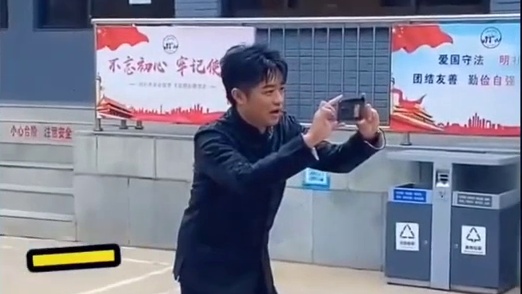 凤凰传奇偶遇“大妈粉丝”，却只认出了“凤凰”，曾毅：那我走？