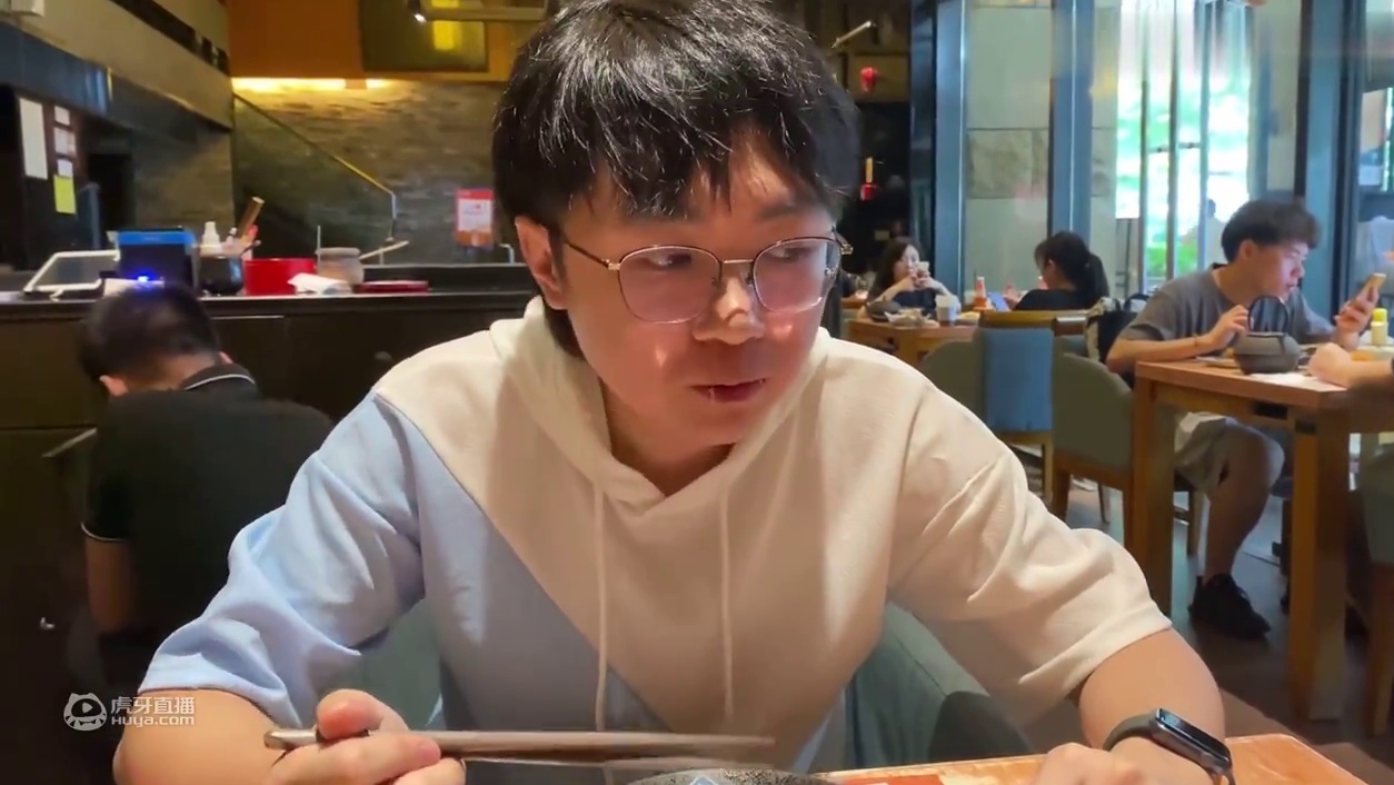 香港小伙待在深圳尝试炸猪排饭，外脆内嫩金黄酥脆好吃极了！