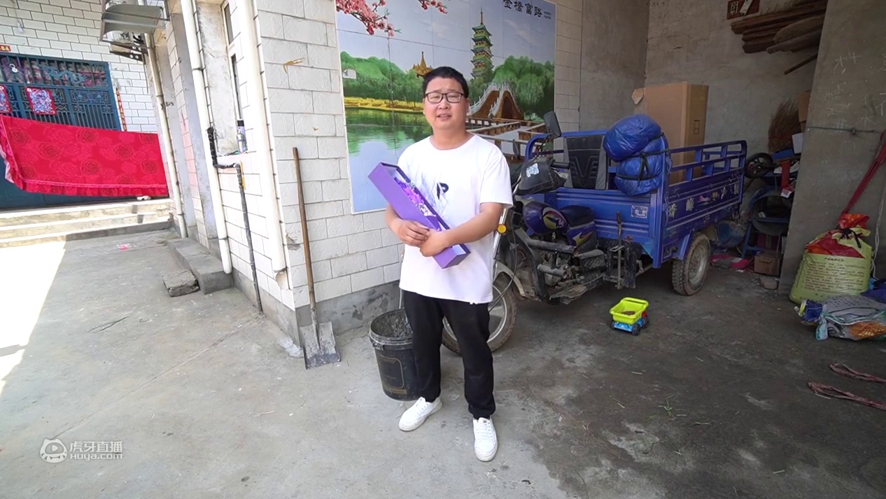 情人节小光给对象送花，对象说小光越来越懂浪漫，小光害羞的笑了