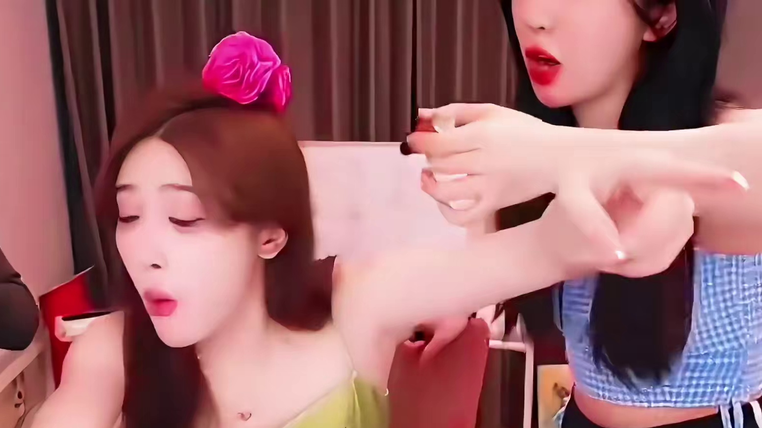 沫子把冰棒插豚豚嘴里，豚豚直接条件反射