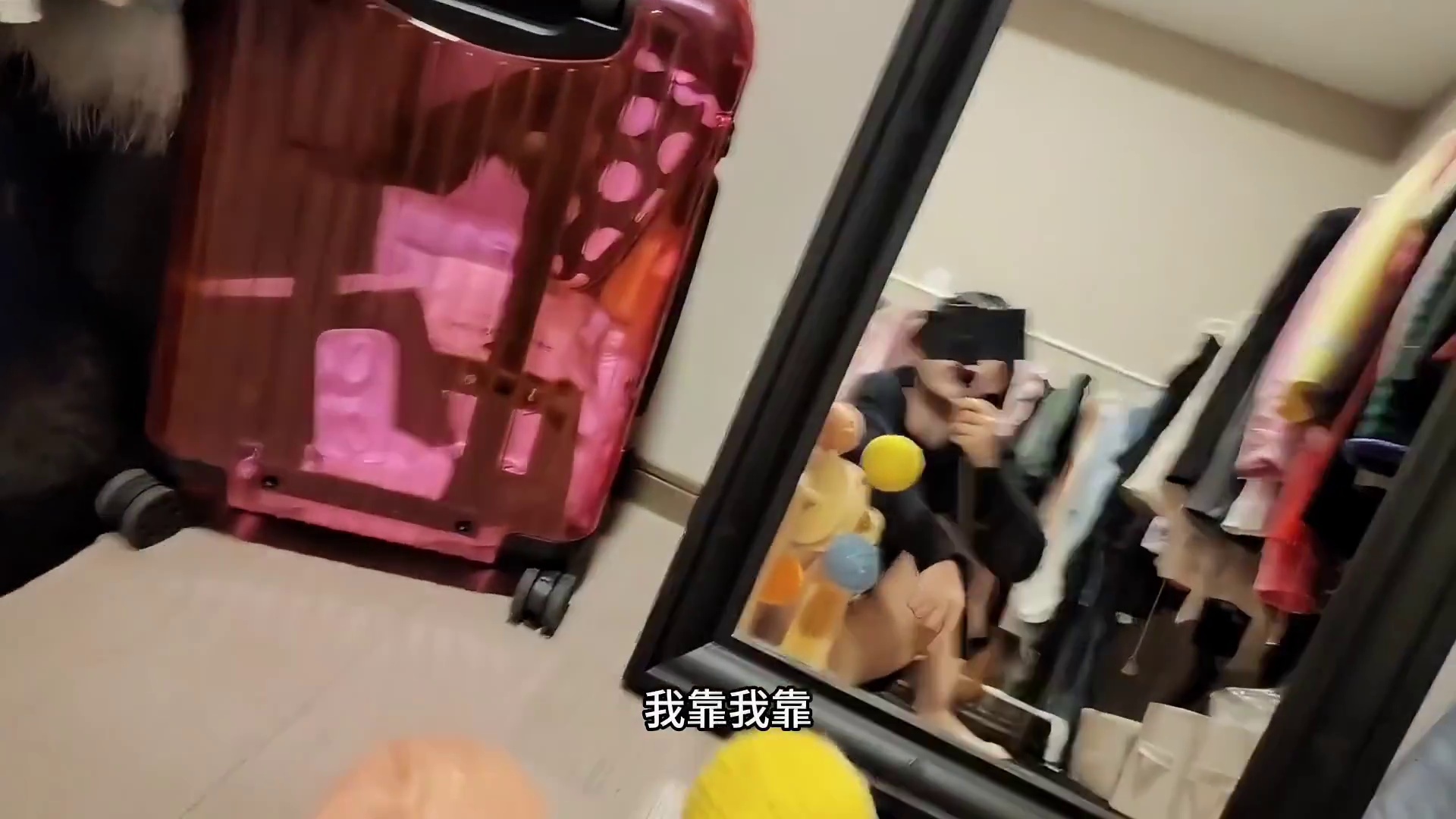 沫子跟猫玩耍，站起身的时候大意了，而沫子的做法真不把兄弟当外人