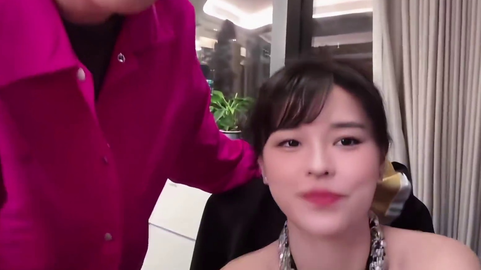 沫子跟男朋友当众舌吻，场面相当炸裂，观众直呼还在直播呢