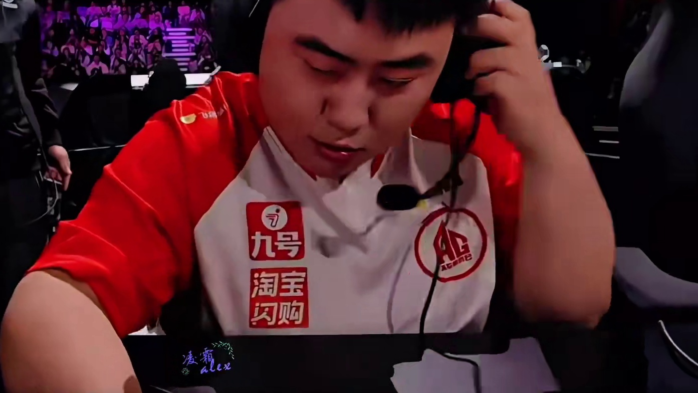 AG对战女子队TE溯之余，台上轩染还不忘打一下钟意，腾哥：AG队内不和现场打架