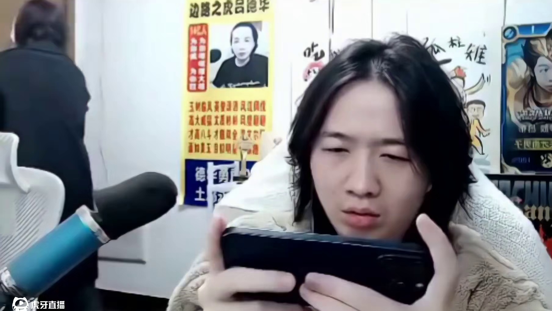 春虫虫男扮女装背对镜头整蛊德华！