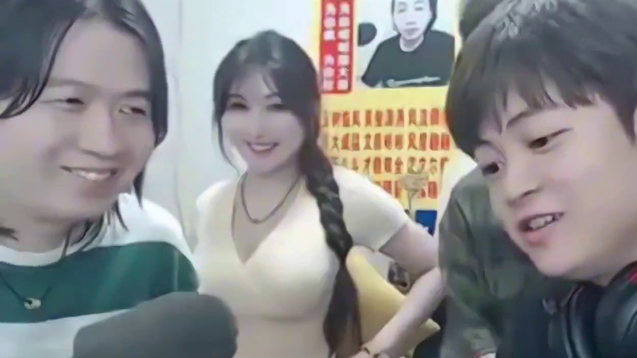 夹紧奇男子问秋老师看金木雕不，得到屌的回答后绿毛龟又大声说还硬！