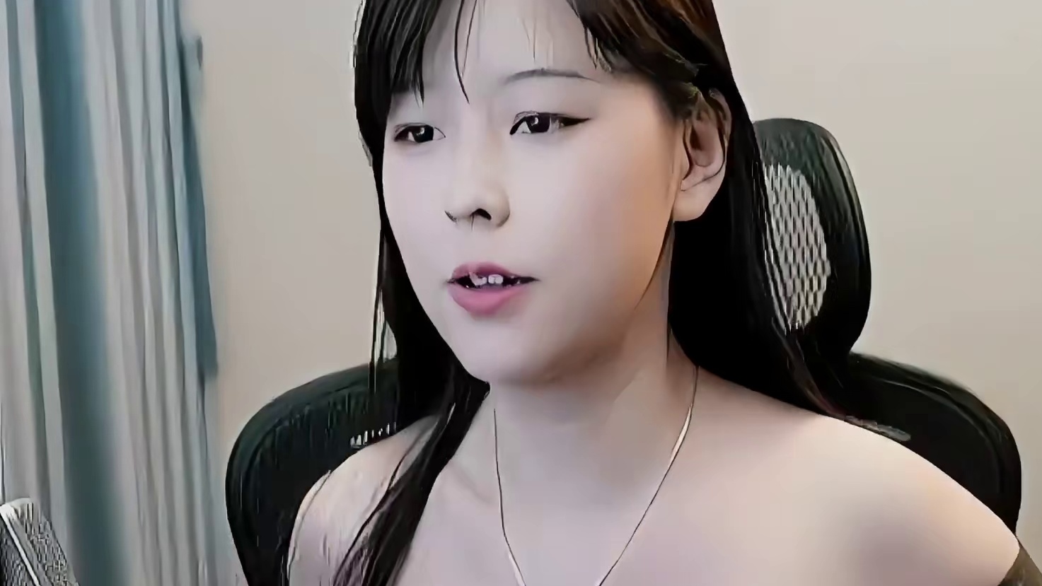 沫子太大胆了，直播还不穿