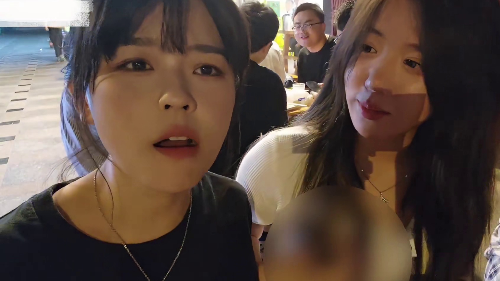 【沫子】沫子呆妹线下互相伸手测量身材，一旁的茄子纯纯欲动