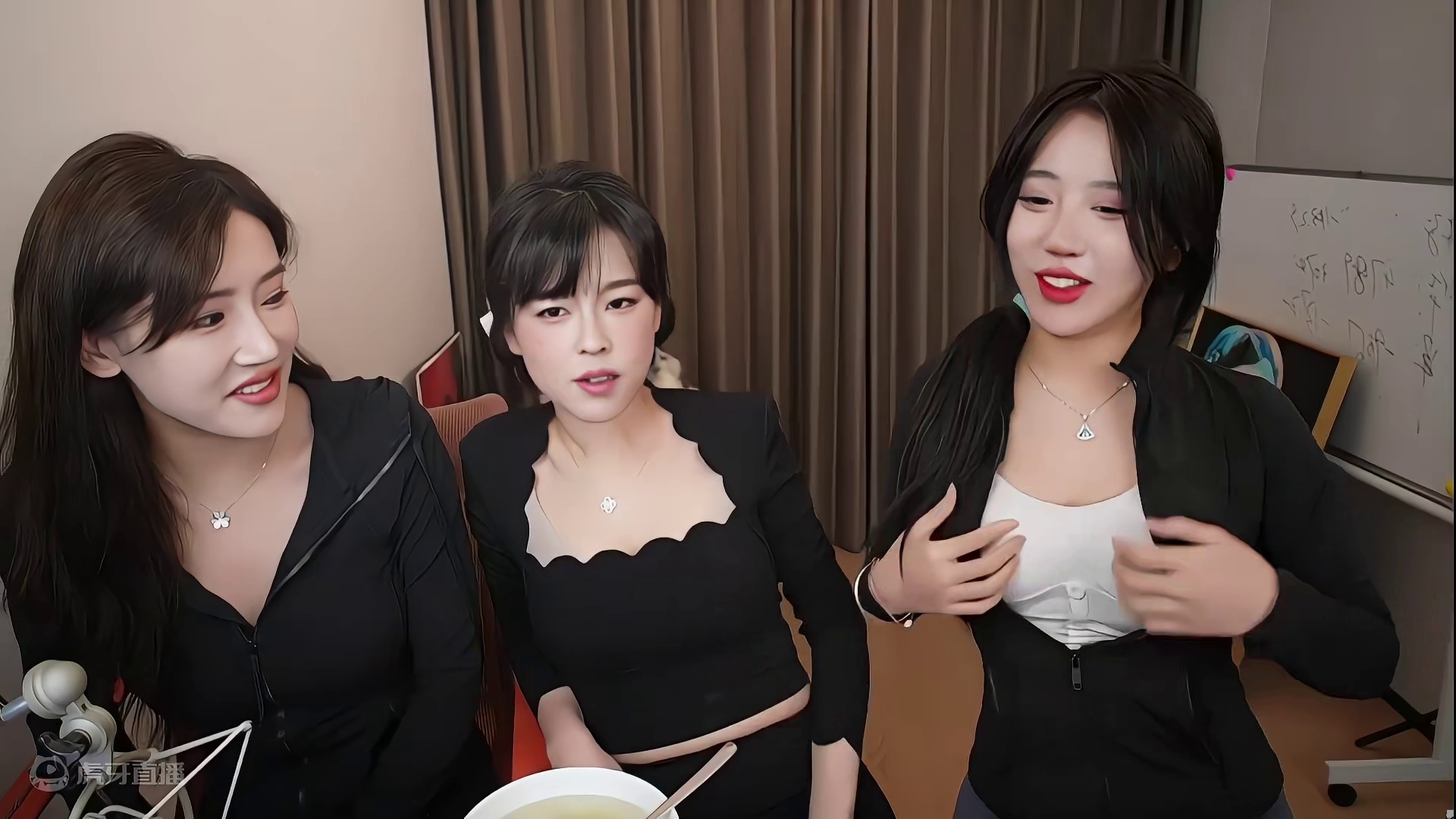 沫子呆妹比穿搭，呆妹一出沫子黯然失色！