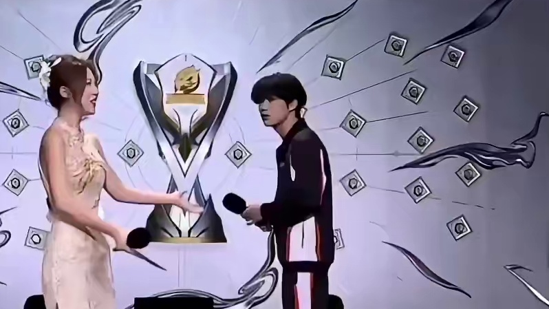 他是唯一在采访后与美女主持人握手的人 天云不禁笑了