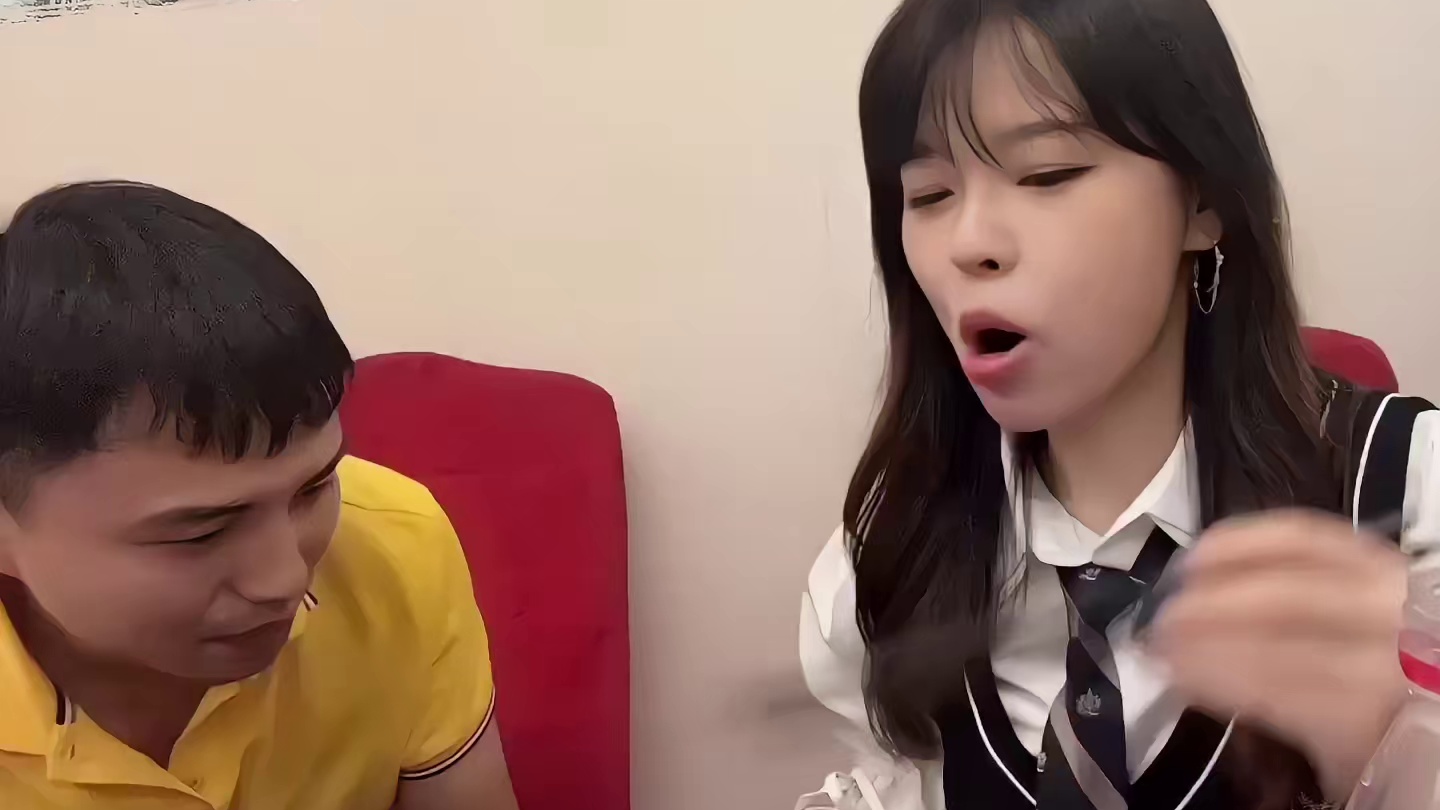 沫子帮耀阳点蚊香后走开了，沫子也抽的吗？