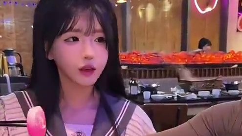 男：这个不能吃，这个蜡。女：没事，我不怕辣。