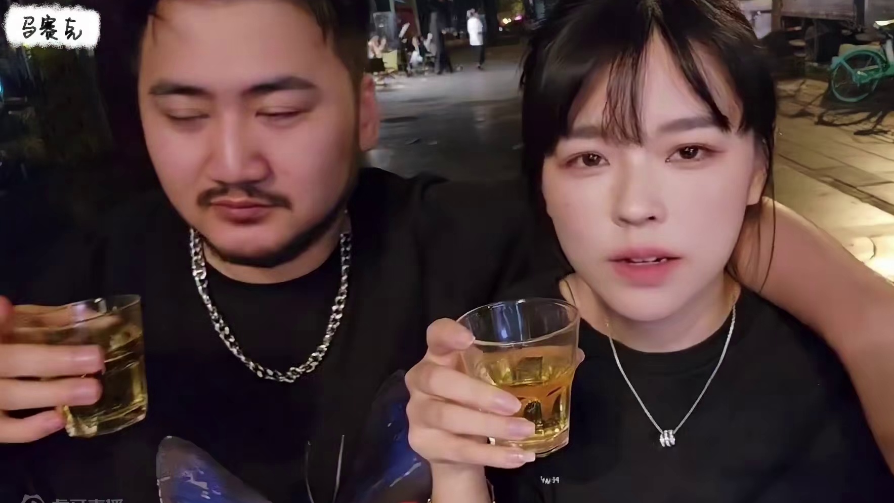 沫子：等下你老婆看到不好！茄子：没事她不看直播！