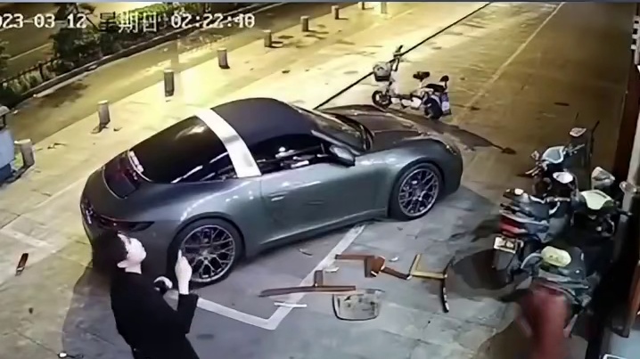 店铺前遇高空抛物一把椅子砸中豪车一女子查看时又被砸中