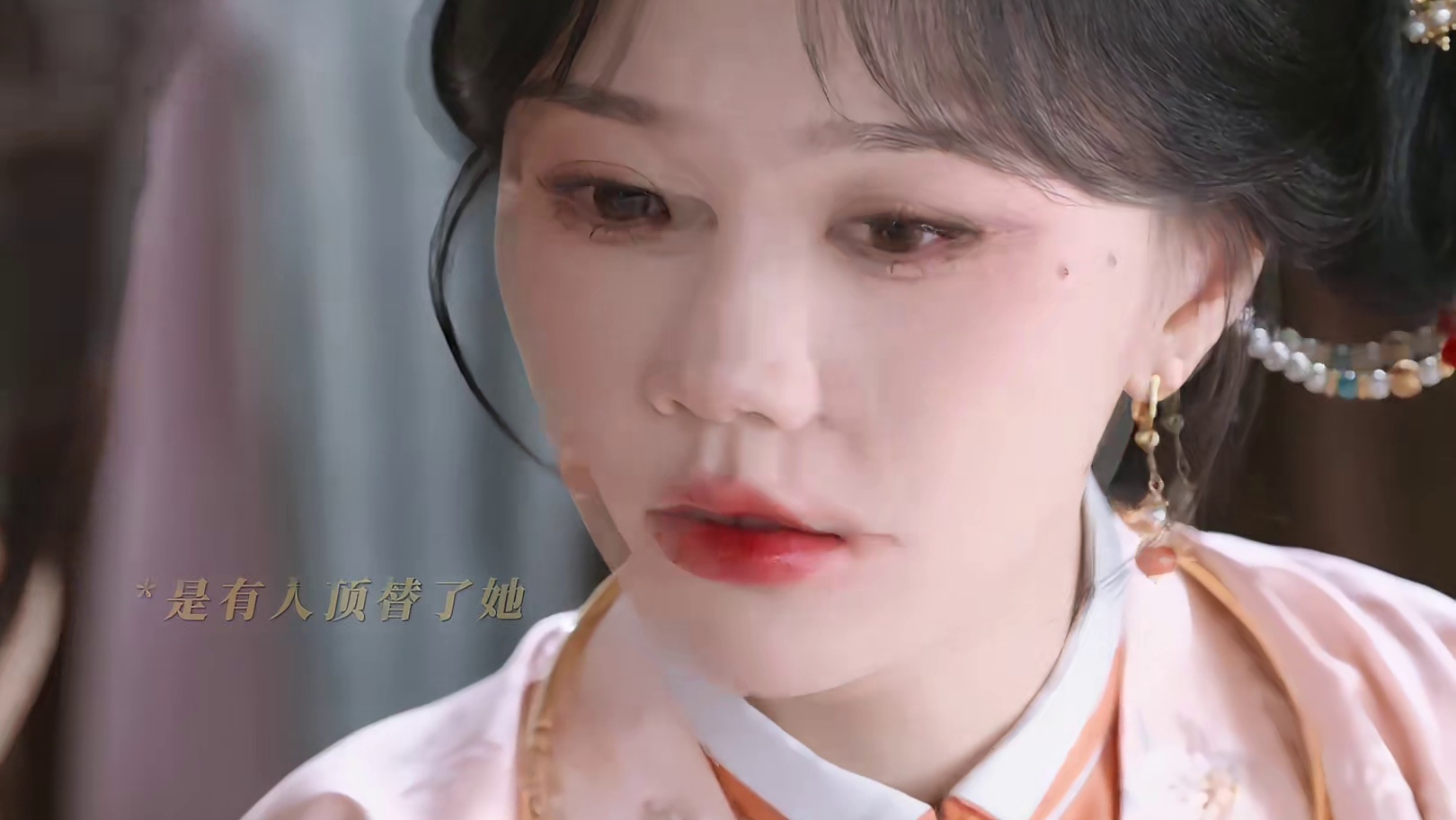 他将冒牌恩人视为救赎，却把真恩人当成替身