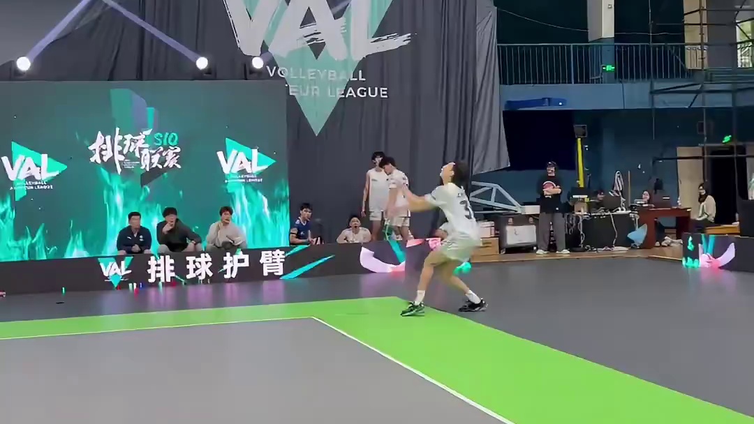高手相遇火力拉满，重扣对轰互不退让，每一回合对抗都极具视觉冲击力#排球