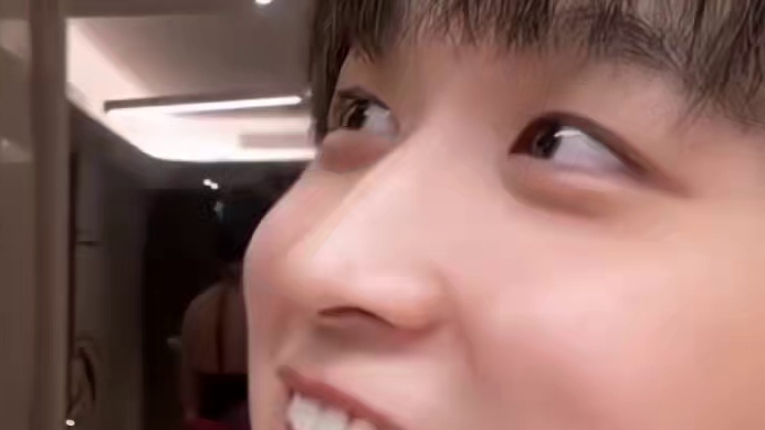 太炸裂了，沫子居然当着兄弟们的面抱起永远就亲