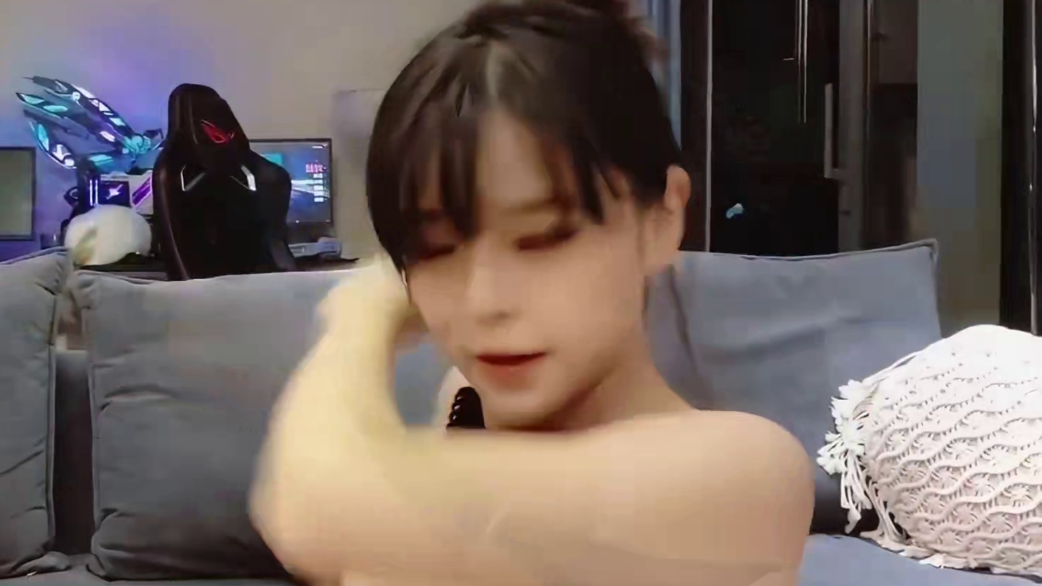 沫子翻出珍藏的蕾丝，随后当场换了起来