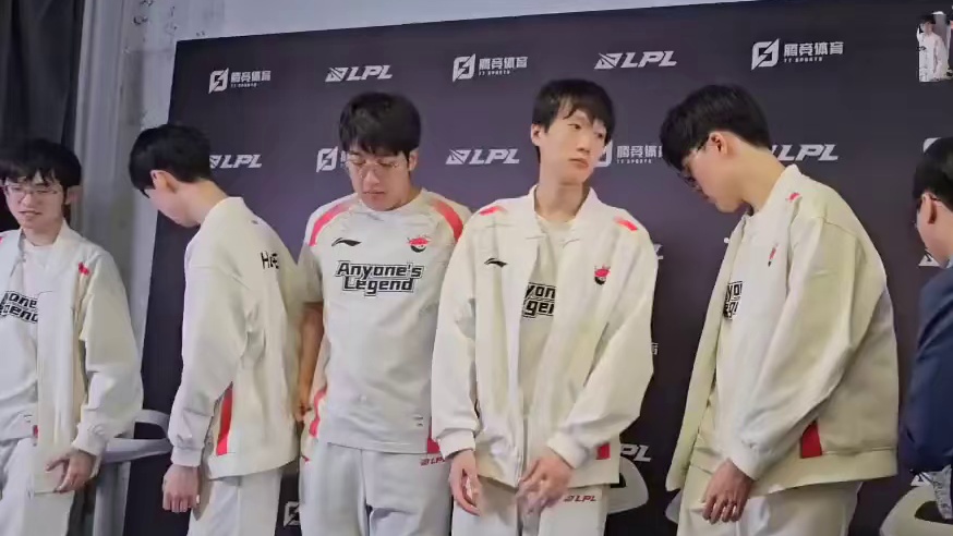 香克丝还是把人傻人设握的牢牢的！