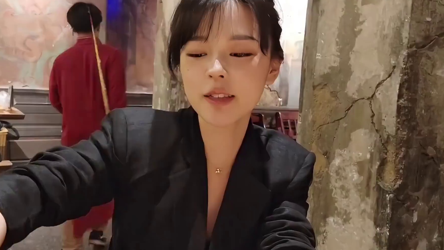 沫子看豚豚脱掉外套后，露出的完美身材，不服气的就要比一比大小