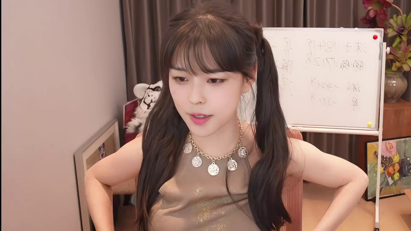 沫子双马尾扮演嫩学妹，都掐得出水了需要装吗？
