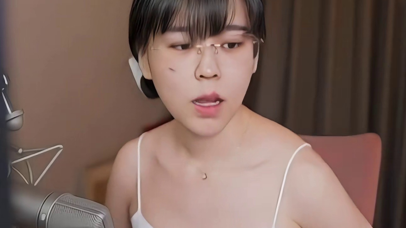 粉丝发现沫子脸有被咬过的痕迹，原因是蛋白质摄入过量并且还会经常放屁