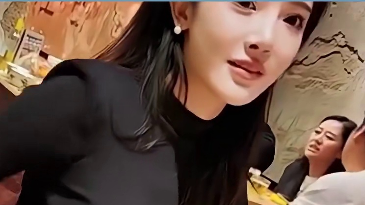 豚豚脱掉外套，沫子现场就要比一比