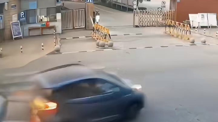 后车： 不是我就轻轻一撞，劲儿有这么大吗？！