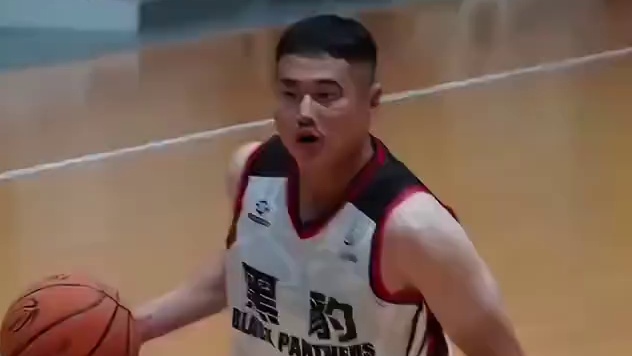 任凭岁月匆匆奔走，满怀热爱驰骋篮球赛场
