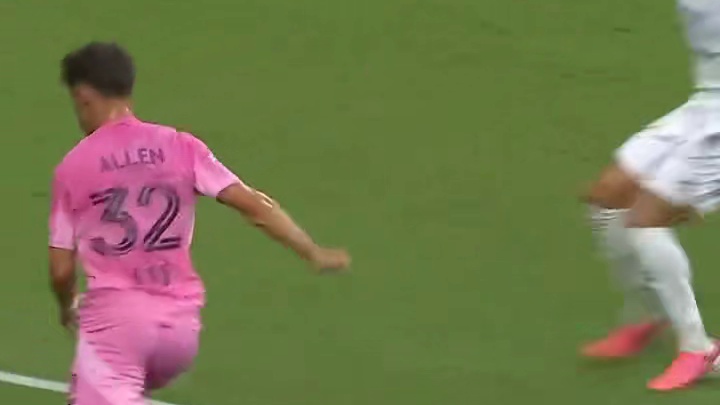这球“减速卡位”，判罚又双标