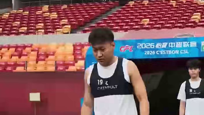 手抚新草蓄力量，主场亮剑敢拼闯#足球