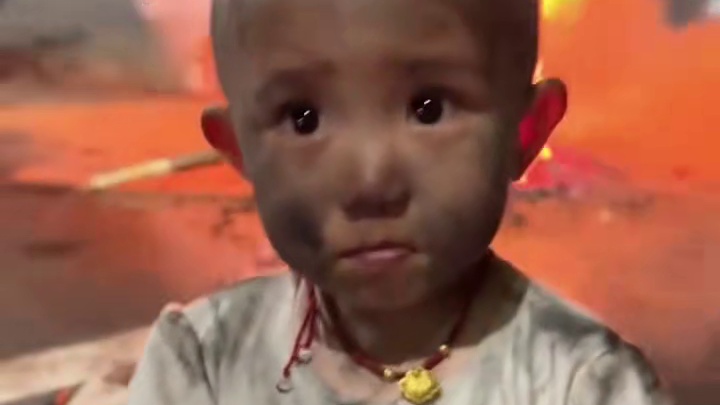 云南抹黑节大型“挖煤”现场，萌娃化身“小煤球”，黑到亲妈都认不出，网友：虽然看起来很无助，但是真的很