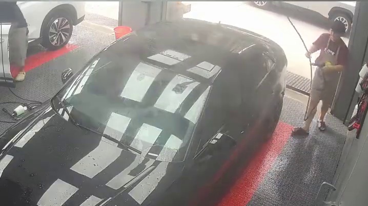男子洗车时正常去开车门，不料门把手直接被拽了下来，网友：没监控就真说不清了1