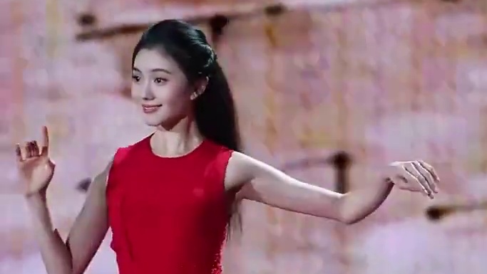 刘浩存一身红裙 为百花电影节跳开幕舞，舞姿曼妙 美得让人移不开眼，网友：北舞第一的含金量还在上升