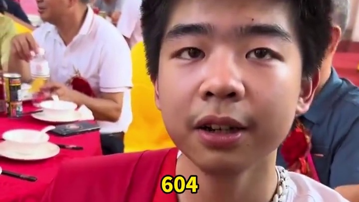 男生在高二时晋级北大，连续2年获全国奥林匹克数学金牌，一蹦一跳地上台演讲
