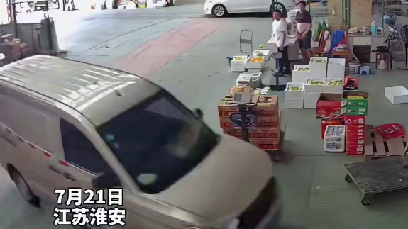 两车在果品市场内意外碰撞，面包车一个甩尾避过商户