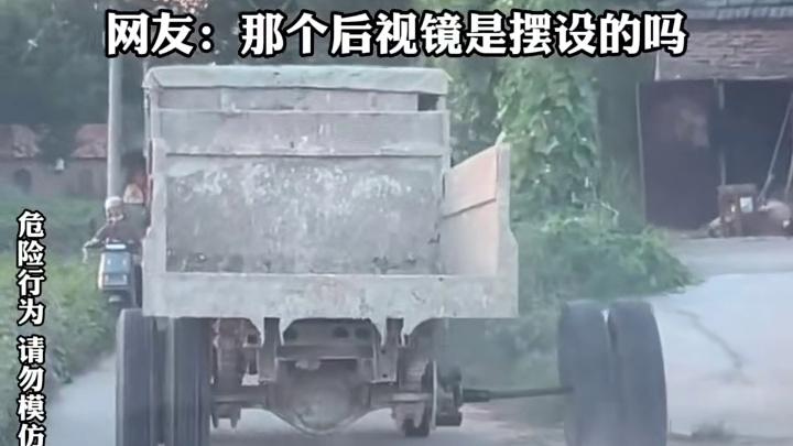 前车轮胎处半轴松了，导致车轮跑出来，网友:那个后视镜是摆设的吗