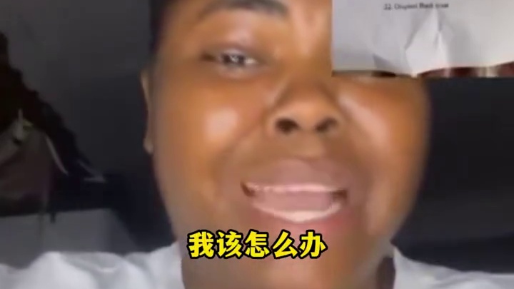 尼日利亚一女孩跟相恋六年男友分手，因彩礼清单没谈拢分手，女孩:提的条件不苛刻男方却不愿意1男孩用手扒