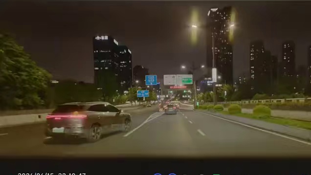 旁边车辆突然变道加塞，视频车急打方向盘撞上无辜车辆，网友：这种情况怎么划分责任145岁陈嘉桦Ella