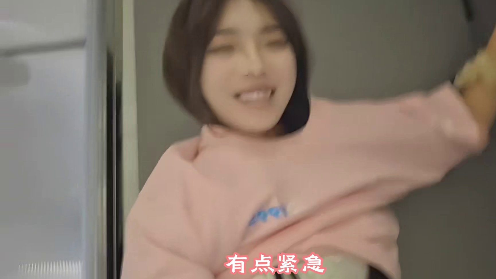 菲菲子临时掌镜大号直播间，直接给兄弟们看自己的内搭