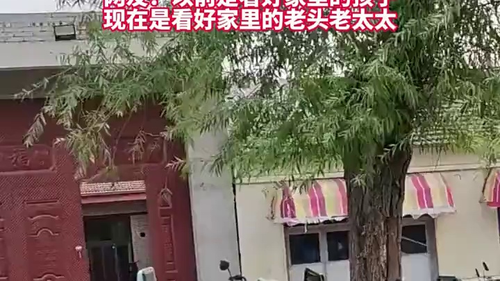 男子称“蜂产品团购超市”不干好事，商铺的所有大门都被关的严严实实。.1