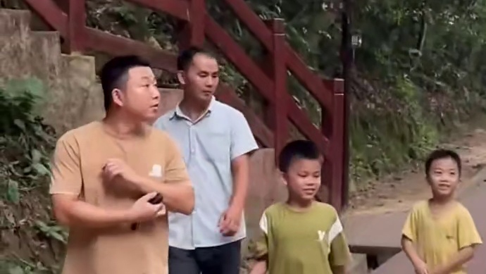 男子身高两一米体重240斤COS秦始皇’瞬间想到了一个词“君临天下”，网友终于看到感觉了，一统六.1