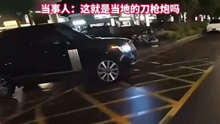 黑车车主拐弯时差点与男子相撞，随后车主追上来问候男子。1