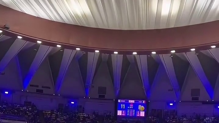 直接被场上的姿态狠狠圈粉！不愧是世界级主攻，光是发球，气场直接拉满。