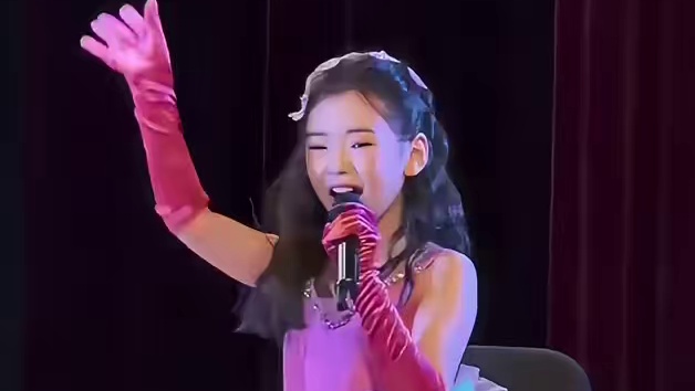 小酒窝获中韩国际声乐比赛一等奖 拿下30万韩元奖金 脱稿全英文表演发音清晰流畅
网友:明媚又自信 舞