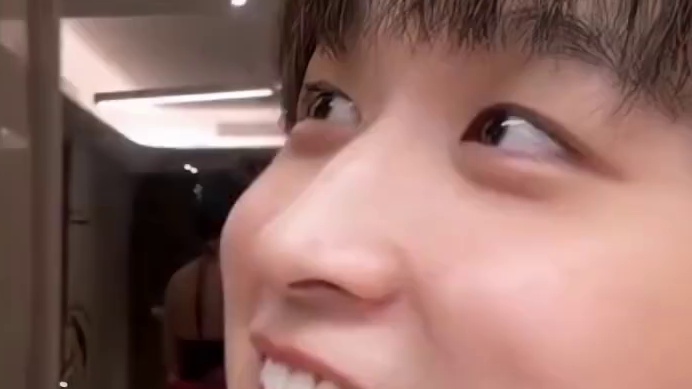 太炸裂了，沫子居然当着兄弟们的面抱起永远就亲